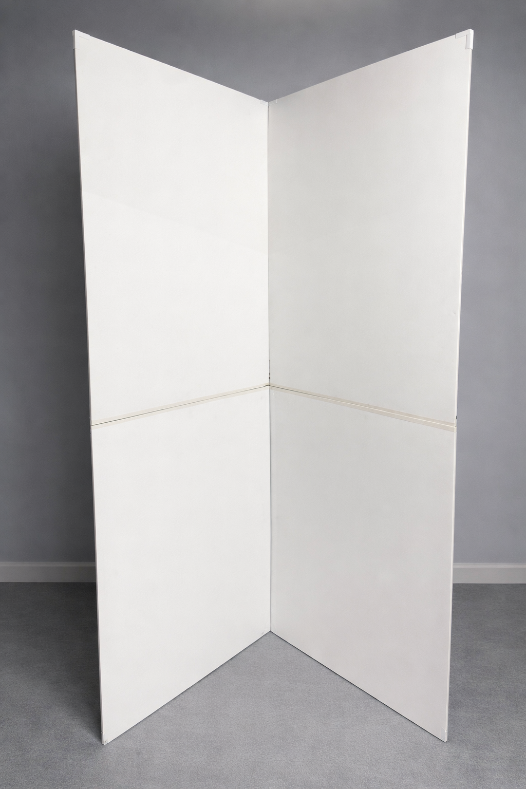 Foldable v Flat light reflector for photography and videography 5.58ft x 6.6ft when fully unfolded. With protective edges to avoid wear and tear.